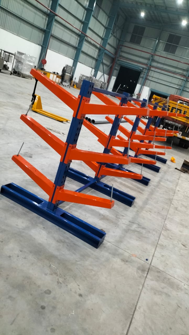 Single-sided cantilever rack in a factory
