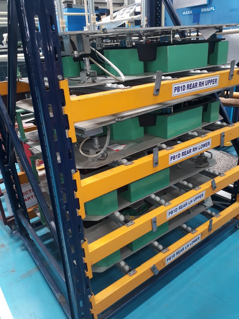Gravity flow rack with labelled component trays