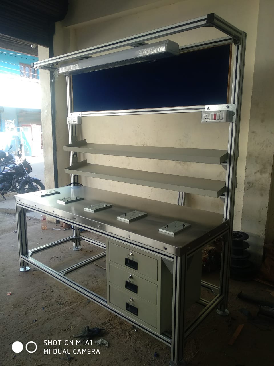 Aluminium-profile inspection station with lights and drawers