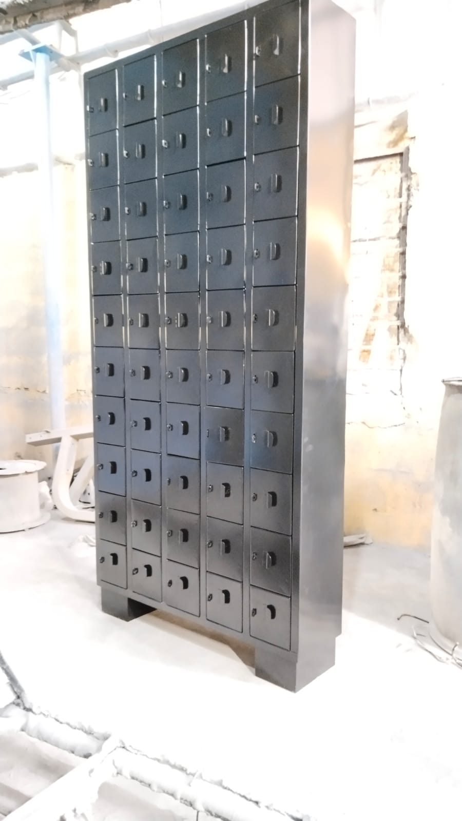 Multi-compartment mobile phone locker