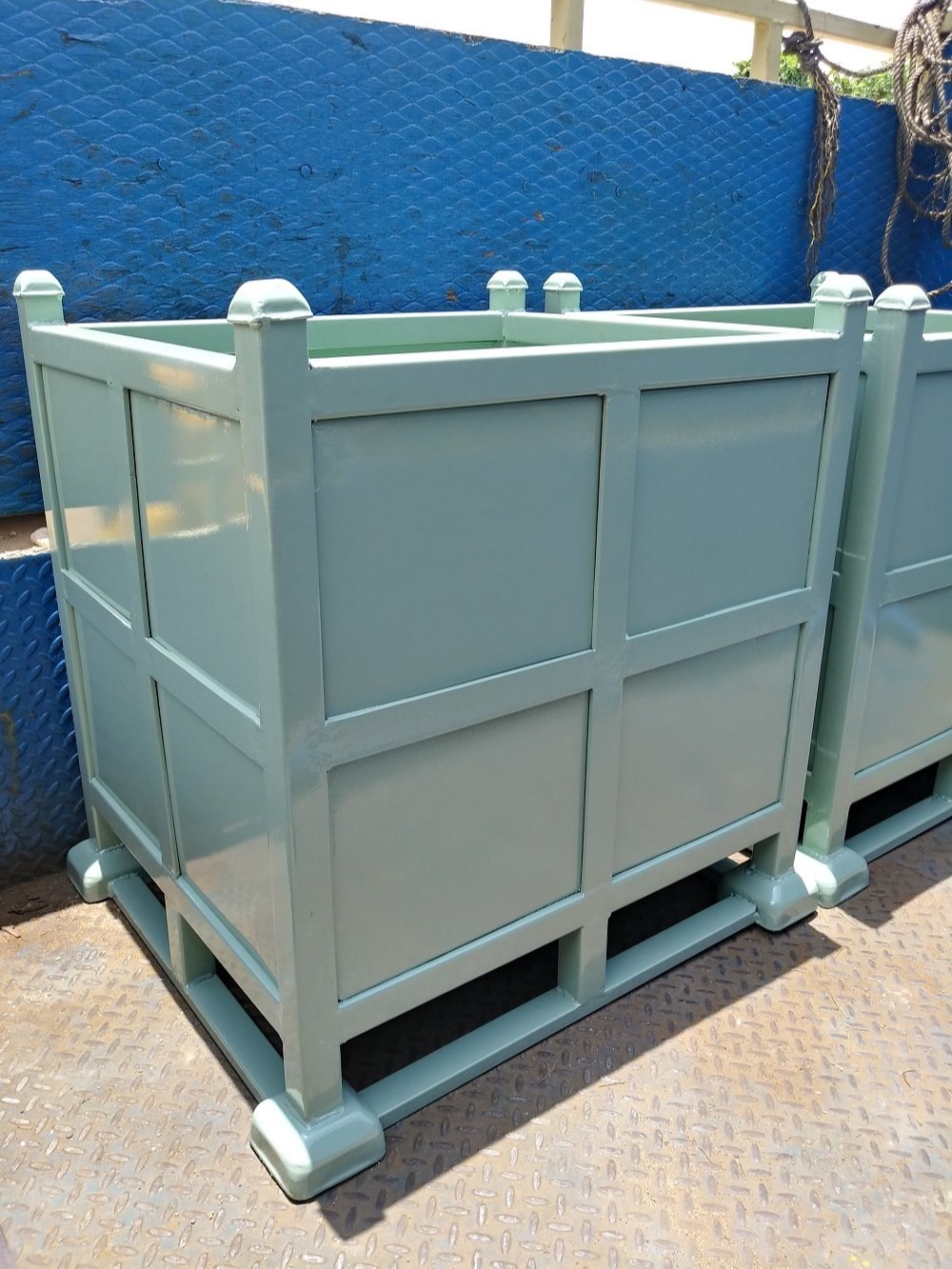 Enclosed steel pallet container