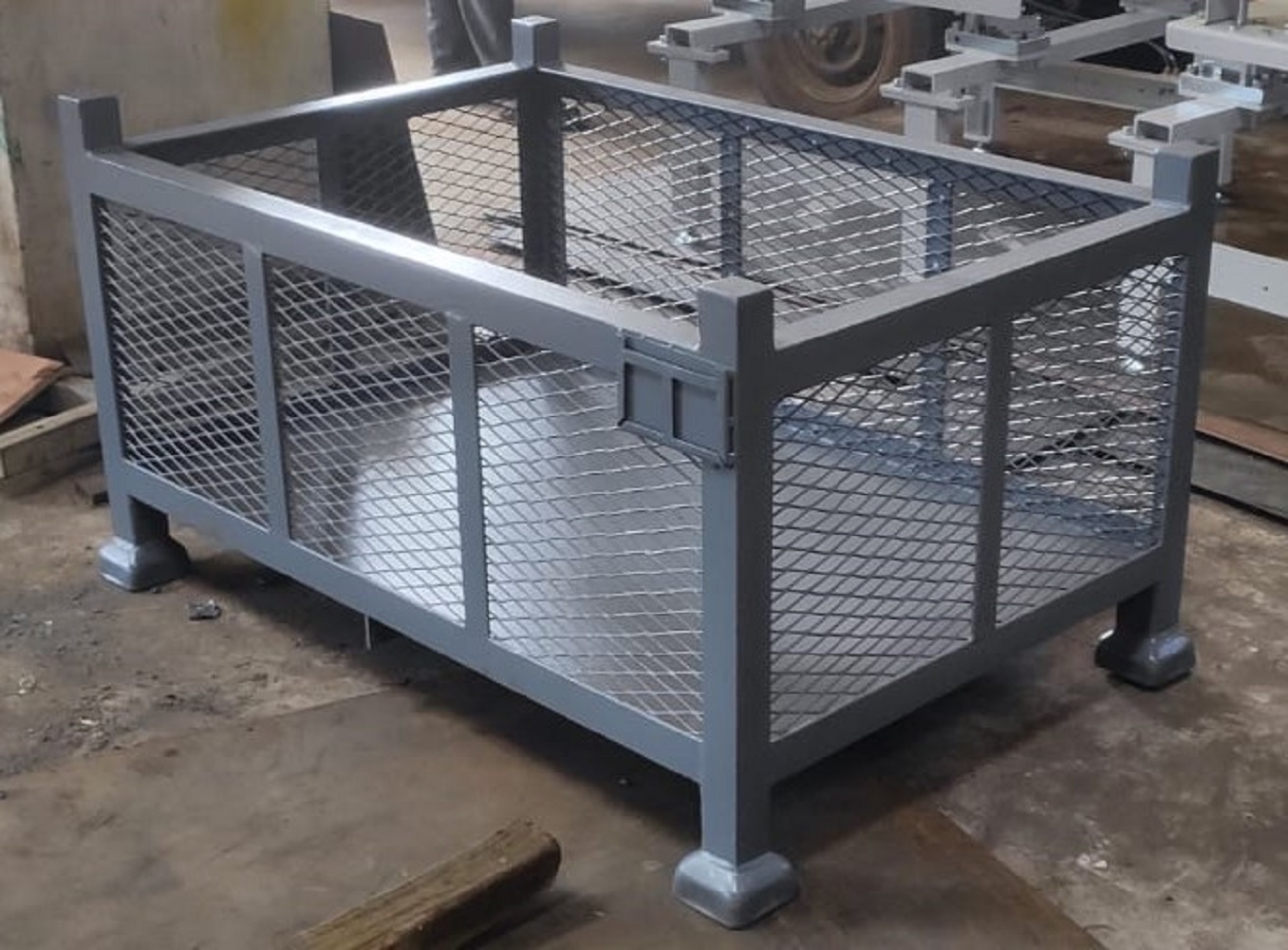 Weld-mesh storage pallet