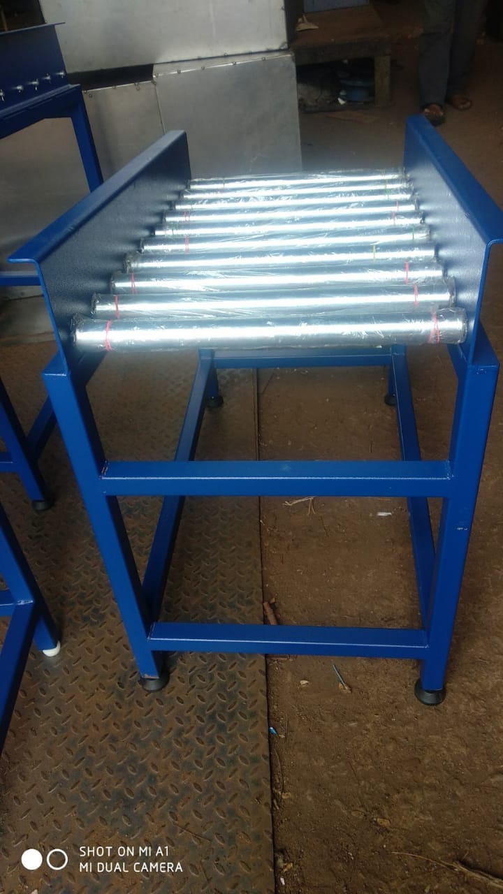 Compact roller conveyor