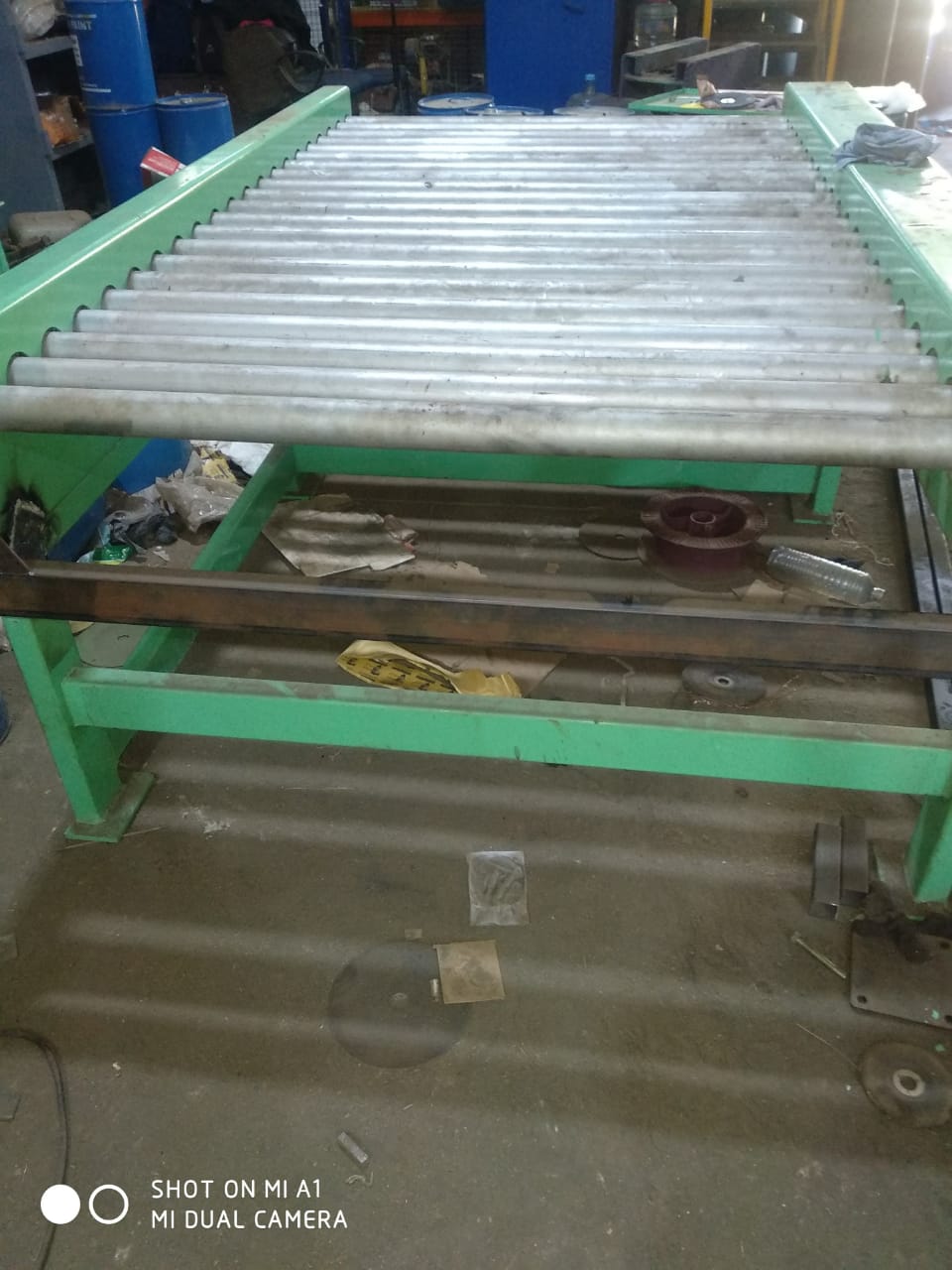Wide-bed roller conveyor
