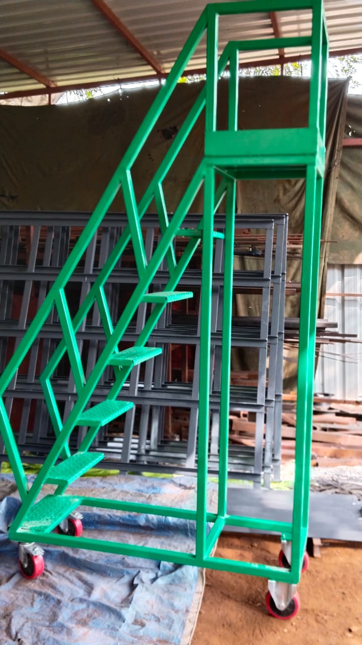 Compact staircase trolley