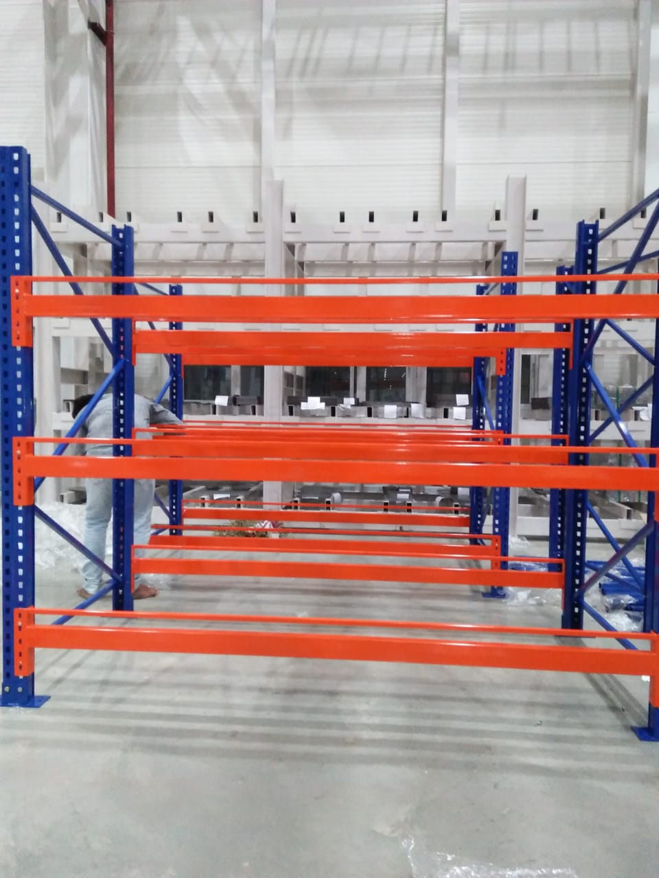 Heavy storage rack with bins