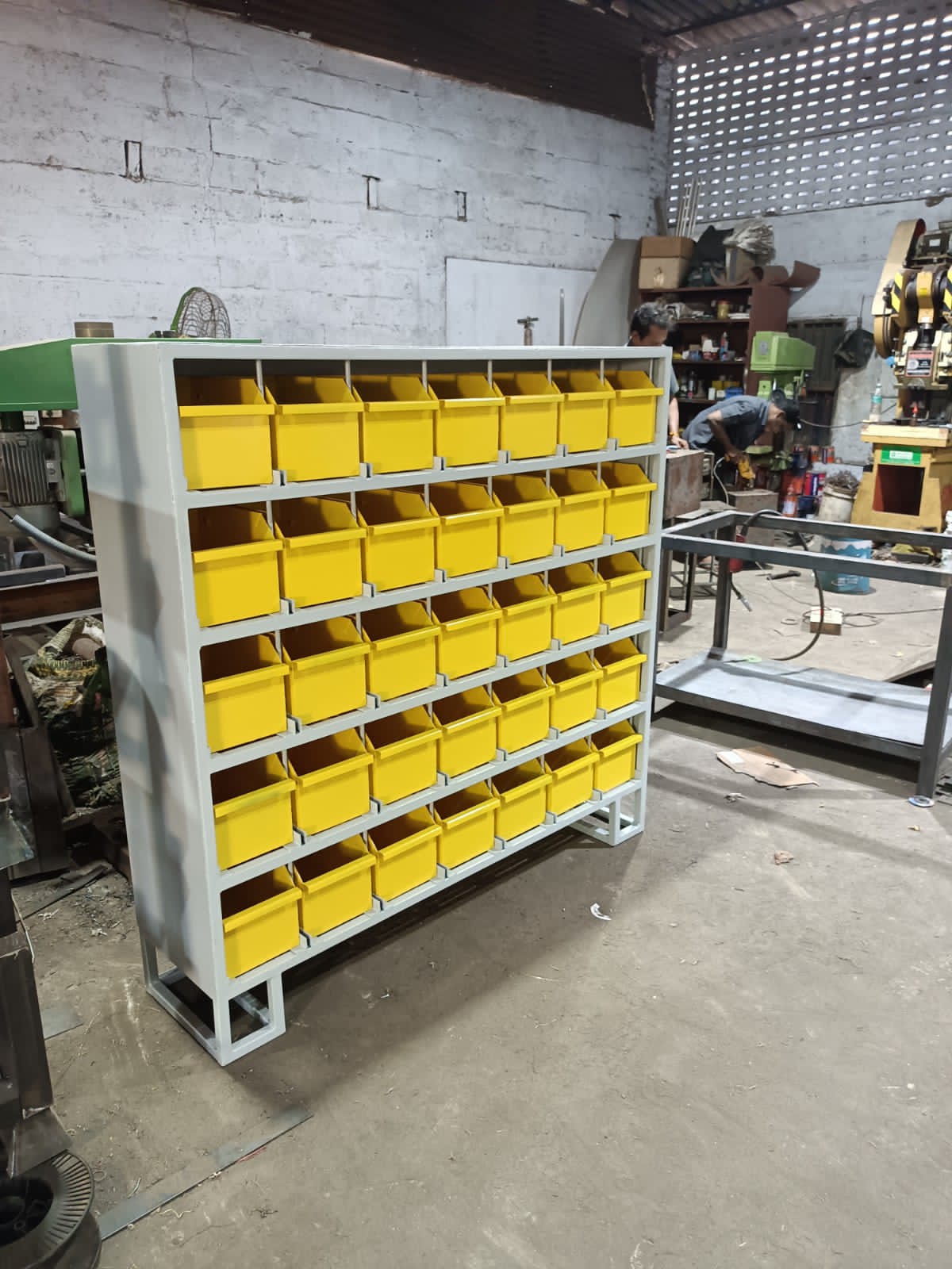 Yellow-bin component storage rack
