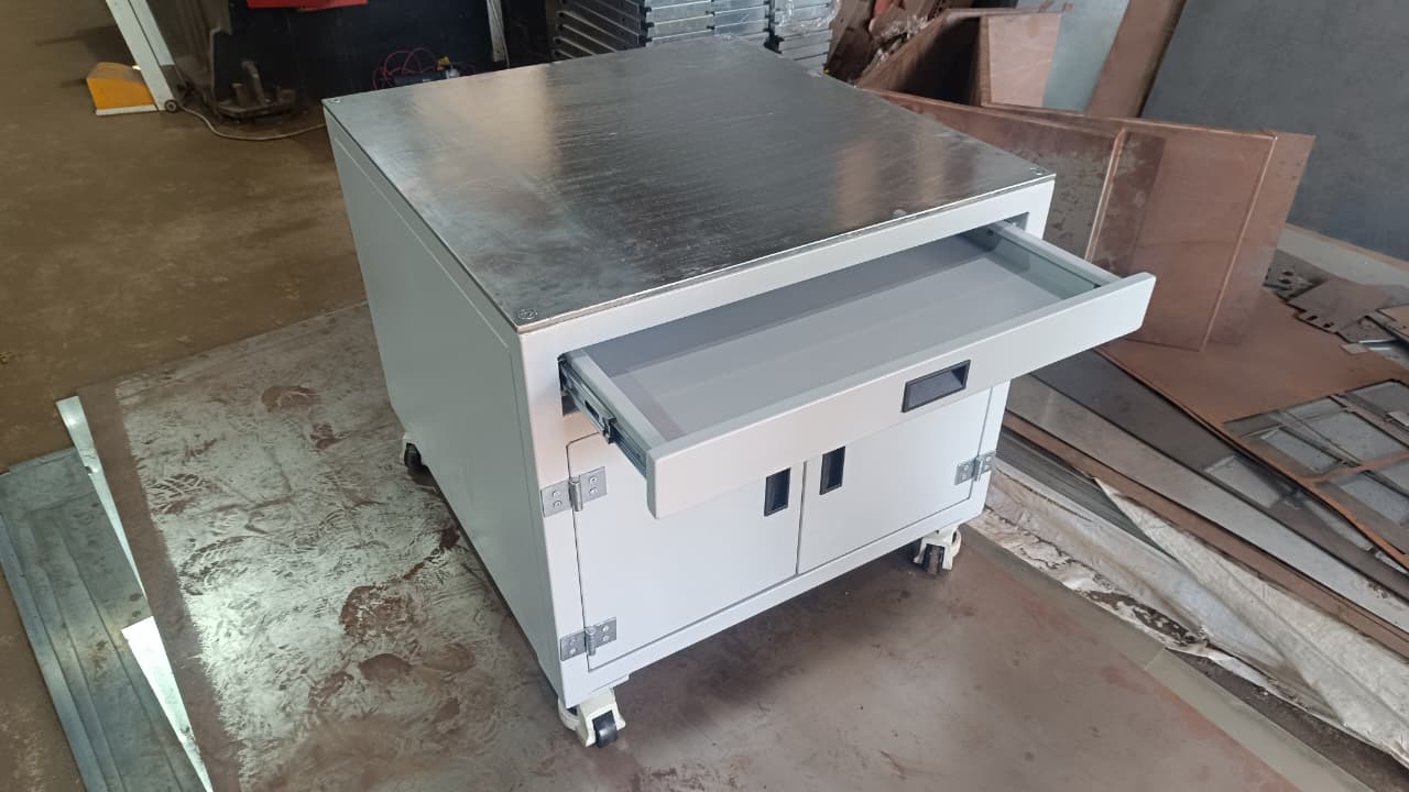 Mobile industrial work table