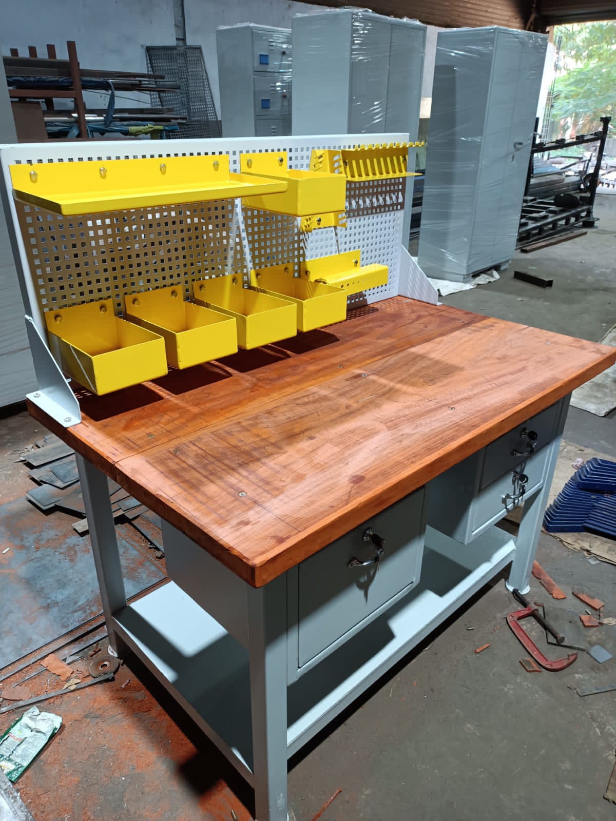 Industrial work table fitted with tools